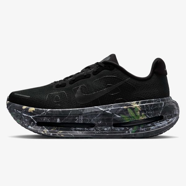 nike realtree running shoes - Black Nike road-running shoe with Realtree graphic details and a tall cushioned sole